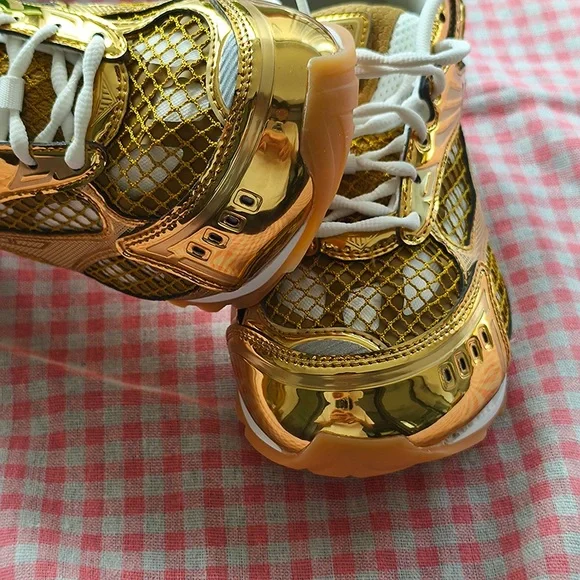 Bottega Veneta Low-Top Gold Sneakers With Woven Metal Panels - Picture 2 of 8